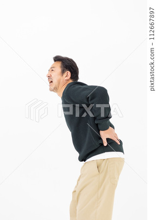 男性背部疼痛 112667897