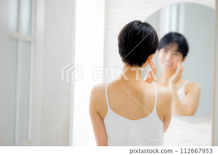 一個女人在浴室裡做皮膚護理 一個女人在浴室裡做皮膚護理 112667953