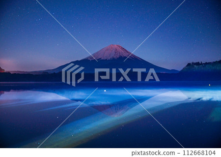 (山梨縣)精進湖和富士山在車燈照亮湖面上方的霧氣的同時,成為一道夢幻般的風景。 (山梨縣)精進湖和富士山在車燈照亮湖面上方的霧氣的同時,成為一道夢幻般的風景。 112668104