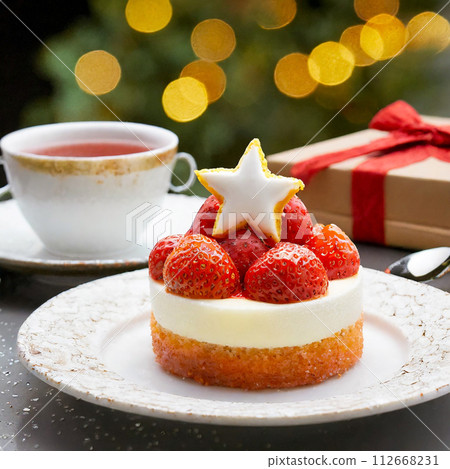 Small Christmas cake plate for one person 112668231