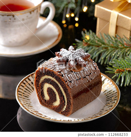 Small Christmas cake plate for one person 112668233