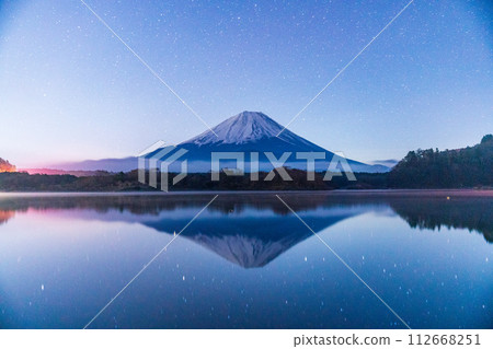 (山梨縣)湖面倒映的星星,黎明前從精進湖中看到的富士山 (山梨縣)湖面倒映的星星,黎明前從精進湖中看到的富士山 112668251