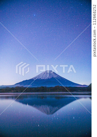 (山梨縣)湖面倒映的星星,黎明前從精進湖中看到的富士山 (山梨縣)湖面倒映的星星,黎明前從精進湖中看到的富士山 112668252
