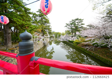 岡崎公園、盛開的龍星堀和朱紅色的神橋 岡崎公園、盛開的龍星堀和朱紅色的神橋 112668425
