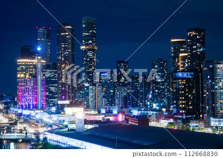 夜晚色彩繽紛的建築（墨爾本） 112668830