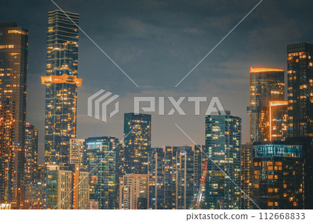 橘色發光的城市夜景（墨爾本） 112668833