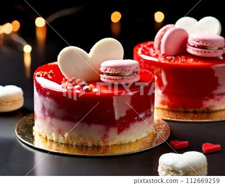 Raspberry and vanilla mousse cake with a heart motif 112669259