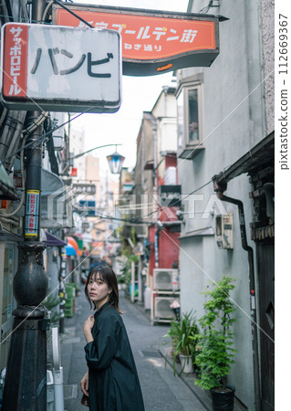 Shinjuku city and women Shinjuku city and women 112669367