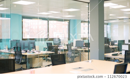 Empty office with lots of space and light 112670023