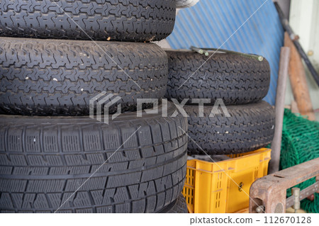 Tire vertical stacking car automobile 112670128