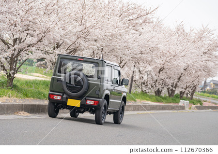 櫻花盛開四輪輕型車駕駛行駛 櫻花盛開四輪輕型車駕駛行駛 112670366