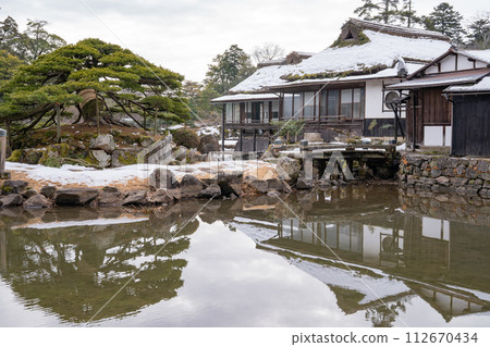 樂樂園 彥根城 滋賀縣 古民宅 木屋 雪景 樂樂園 彥根城 滋賀縣 古民宅 木屋 雪景 112670434