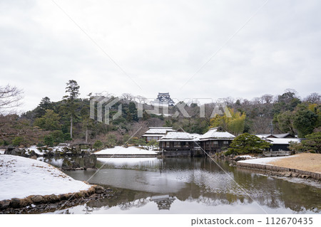 樂樂園 彥根城 滋賀縣 古民宅 木屋 雪景 樂樂園 彥根城 滋賀縣 古民宅 木屋 雪景 112670435