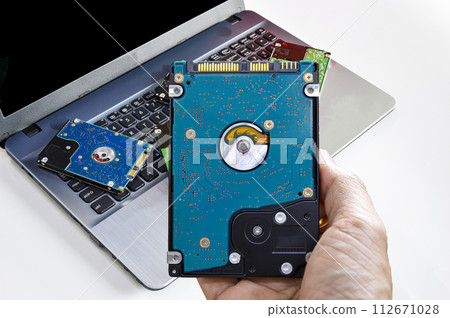 Hard disk drives are still widely used, hard drives in hand. 112671028