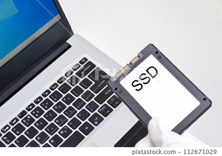 Hard disk drives are still widely used, hard drives in hand. Hard disk drives are still widely used, hard drives in hand. 112671029