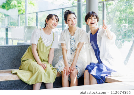 三名女子在女孩旅行中享受足浴 112674595