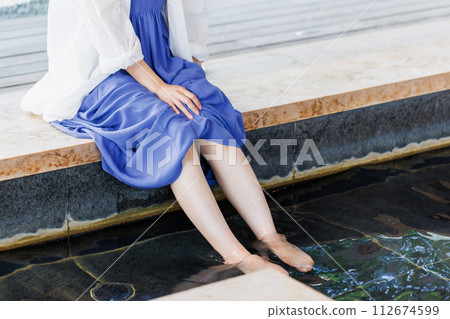 女孩旅行中享受足浴的女人 女孩旅行中享受足浴的女人 112674599