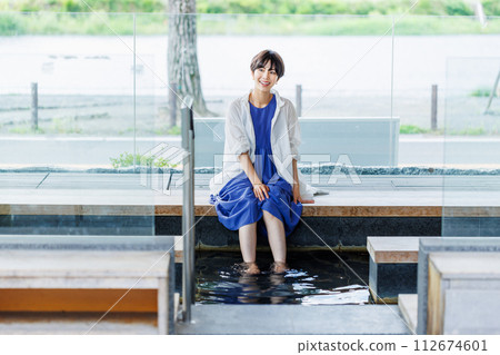 A young woman enjoying a footbath on a girls' trip 112674601