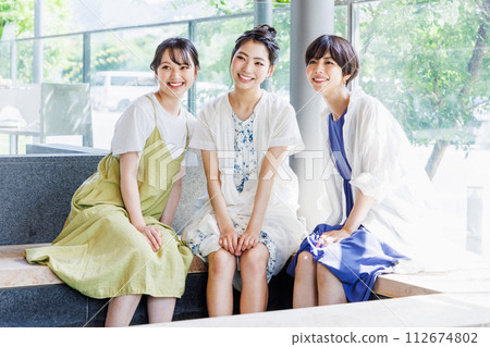 三名女子在女孩旅行中享受足浴 三名女子在女孩旅行中享受足浴 112674802