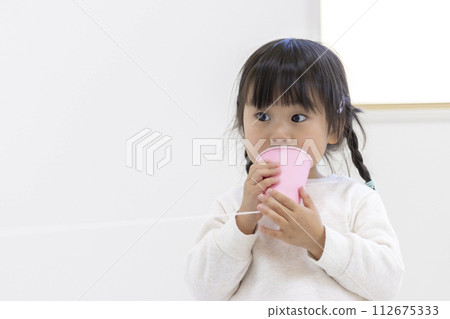 Girl playing with a string phone (3 years old, Japanese) Girl playing with a string phone (3 years old, Japanese) 112675333