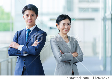商務人士，女商人，雙臂交叉 112676473