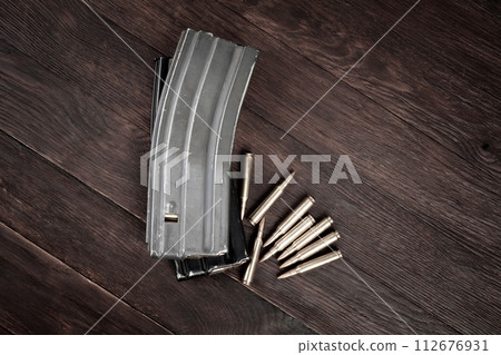 Ammunition with magazine on wooden table 112676931
