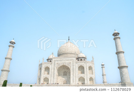 Front view of majestic Taj Mahal in Agra. One of seven wonders of the World 112678029
