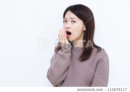 關心口臭的女性 112678117