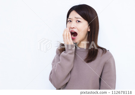 關心口臭的女性 112678118