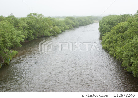 北海道黑松內町周太川,大河綠意盎然的風景 北海道黑松內町周太川,大河綠意盎然的風景 112678240