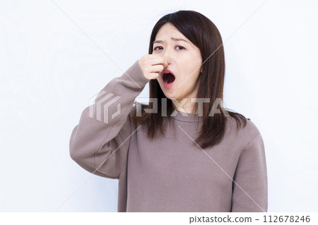 關心嗅覺的女性 112678246