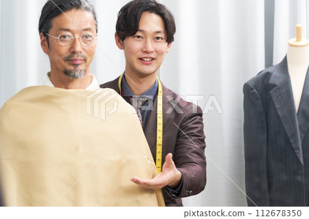 進行個人色彩診斷的時尚顧問 112678350