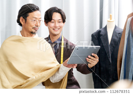 一位老人正在接受個人顏色診斷 112678351