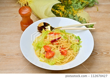 春捲心菜和鳳尾魚義大利麵。義大利麵，義大利麵。 112678427