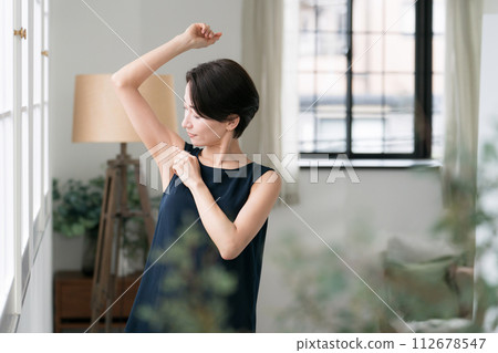 女人在腋下看 女人在腋下看 112678547