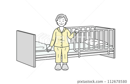 穿著睡衣的老年婦女坐在床邊和護理床上 112678580