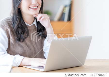 進行遠距辦公的年輕女子（零件模型） 112678689