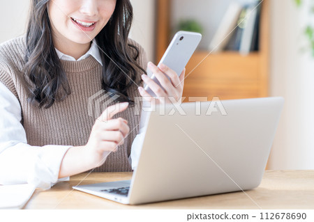 進行遠距辦公的年輕女子（零件模型） 112678690
