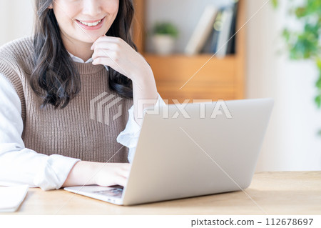 進行遠距辦公的年輕女子（零件模型） 112678697