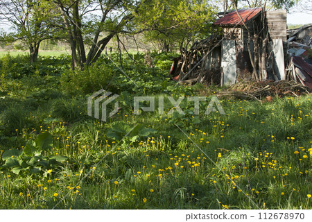 Landscape with an abandoned house in the countryside 112678970