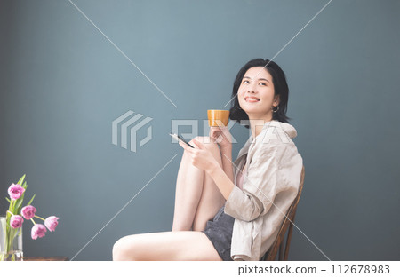 Woman holding a smartphone 112678983
