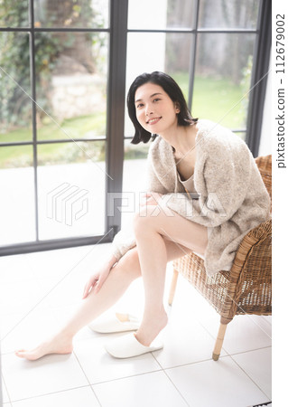 A young woman who massages his legs 112679002