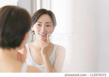 Middle-aged woman doing dental care 112679372