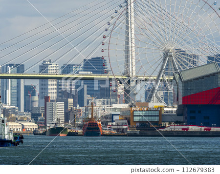 天保山風景和大阪港鱗次櫛比的建築物 112679383