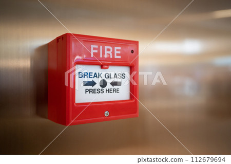 Fire alarm switch on the wall in shopping mall. 112679694