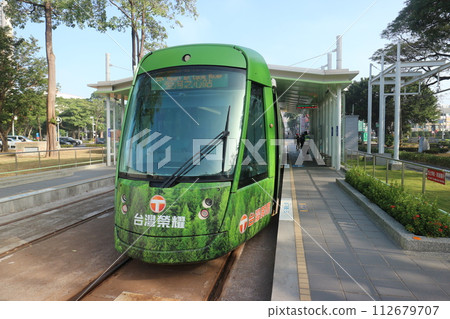 高雄輕鐵車站及綠色列車 高雄輕鐵車站及綠色列車 112679707