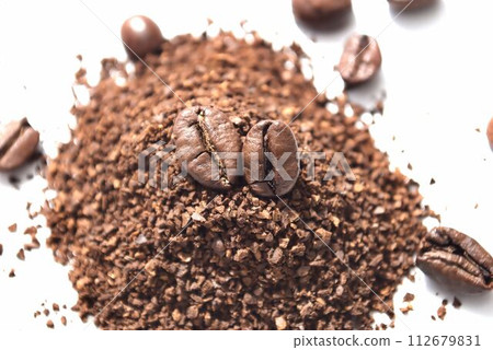 Roasted coffee beans 112679831