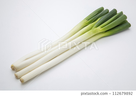 White onion 112679892