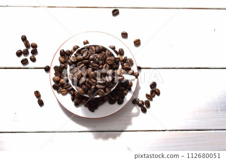 咖啡豆和咖啡杯在木桌上 咖啡豆和咖啡杯在木桌上 112680051