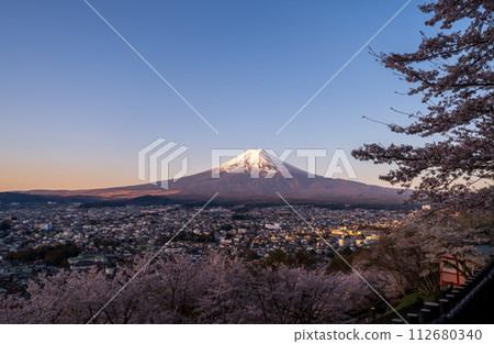 「山梨縣」櫻花盛開、富士山朝霞 「山梨縣」櫻花盛開、富士山朝霞 112680340